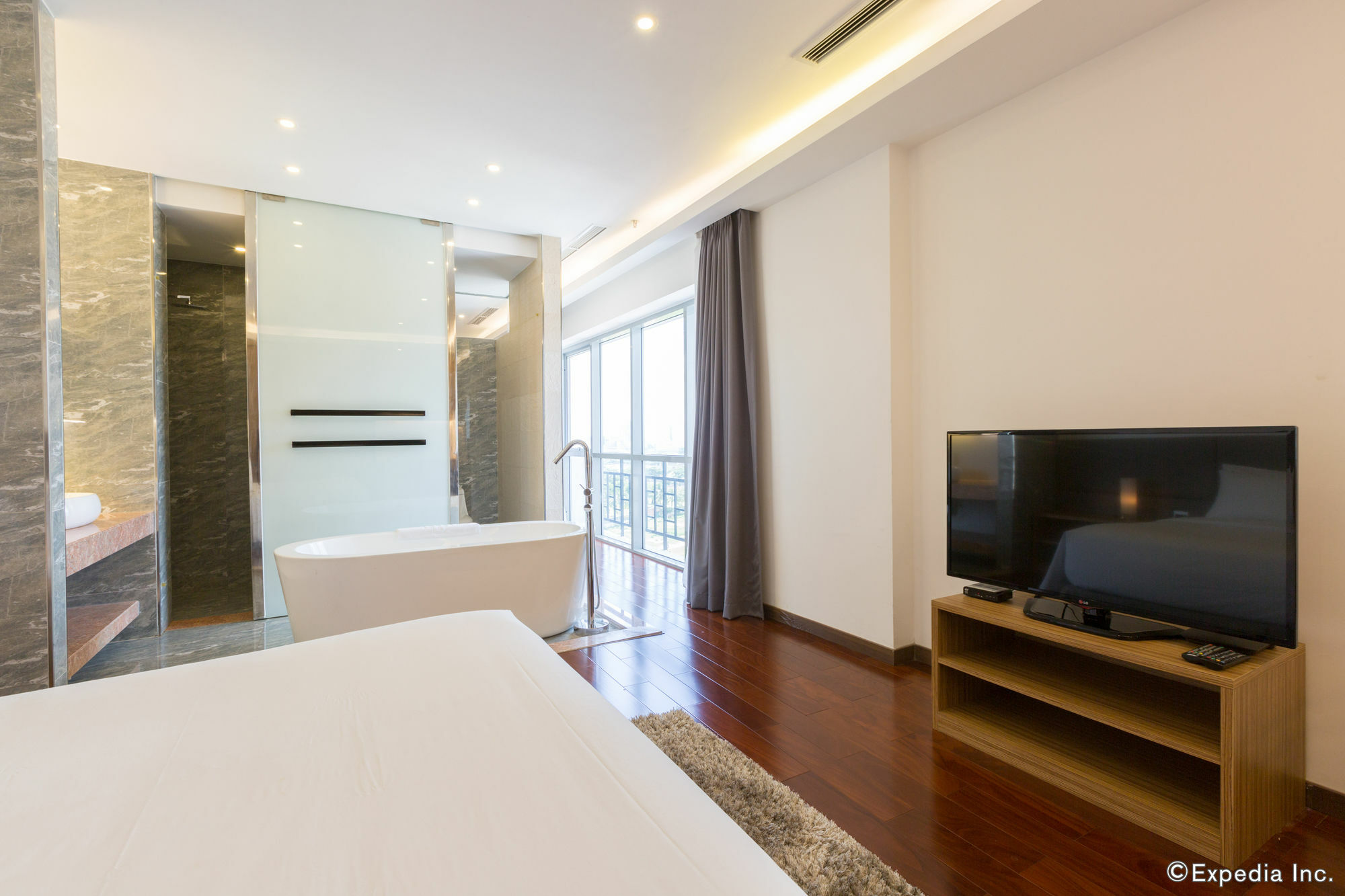 Charm Suite Residence Saigon Хошимин Екстериор снимка